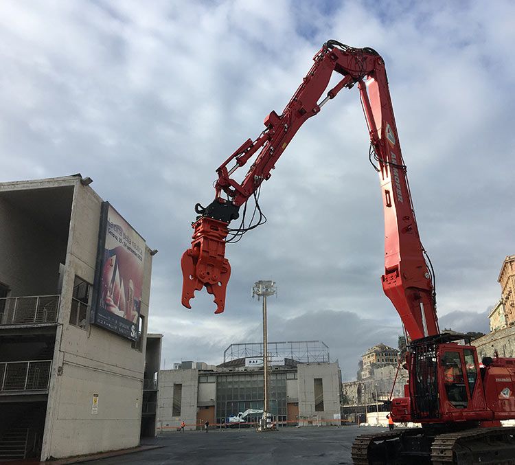 La demolizione del palasport di Genova