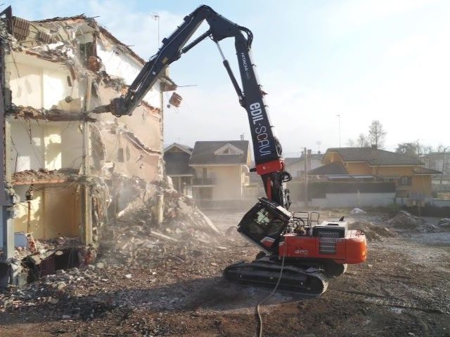 Con l’escavatore da demolizione HITACHI ZX400MC-7 tre bracci sono meglio di uno