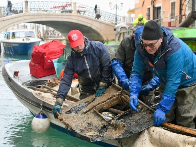 I gondolieri sub puliscono i canali di Venezia